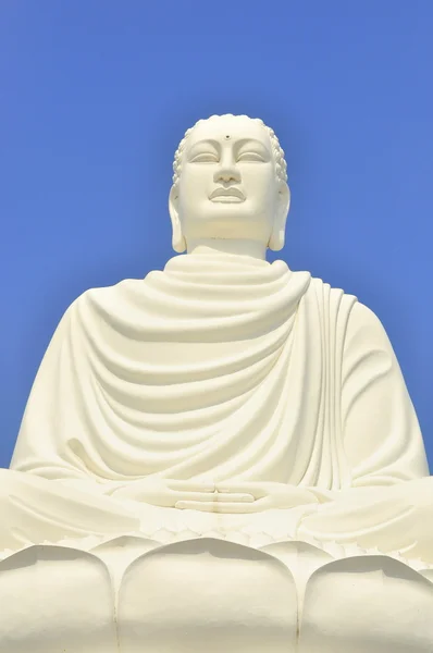 Grande statua bianca di Buddha — Foto Stock