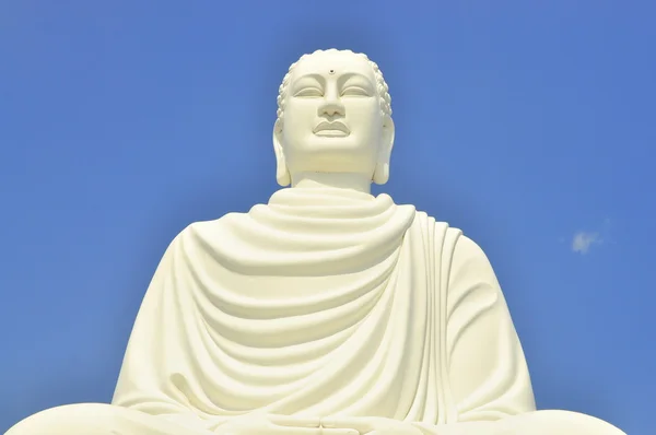 Біла велика статуя Будди — стокове фото