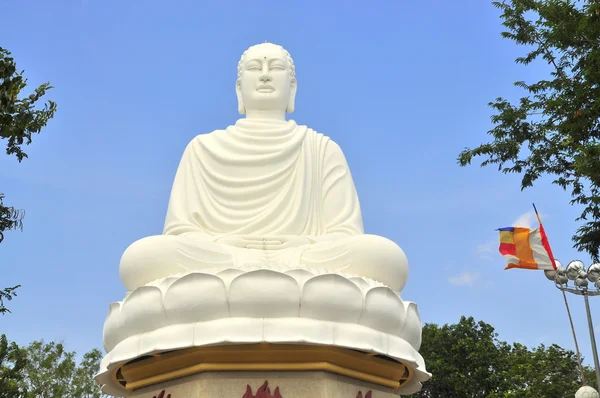 Grande statua bianca di Buddha — Foto Stock