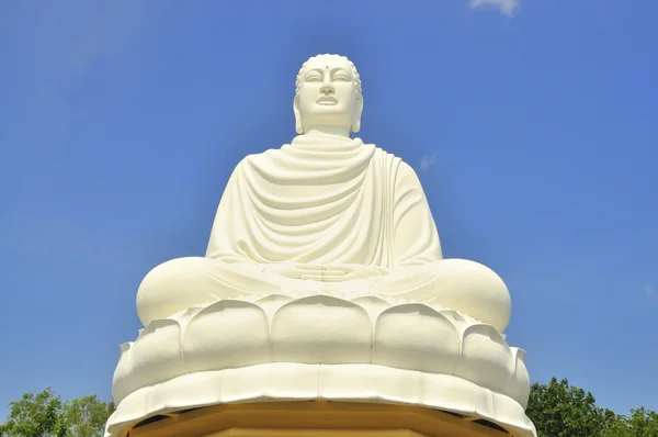 Weiße große Buddha-Statue — Stockfoto
