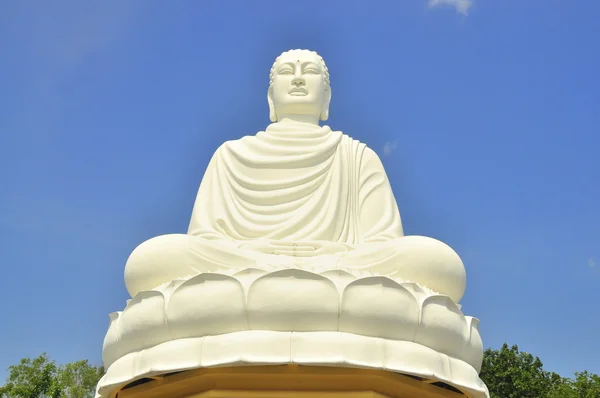 Grande statua bianca di Buddha — Foto Stock