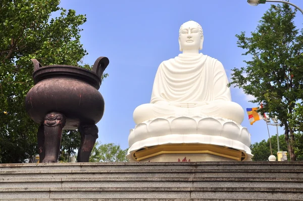 Buda'nın beyaz büyük heykel — Stok fotoğraf