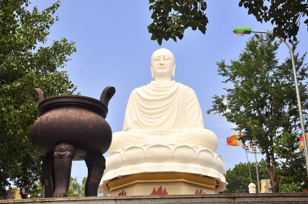Grande statue blanche de Bouddha — Photo