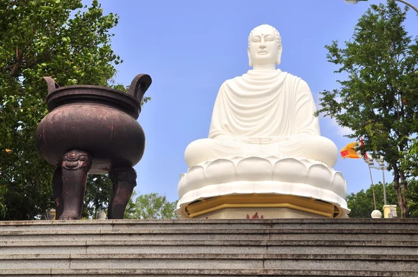 Vit stor staty av Buddha — Stockfoto