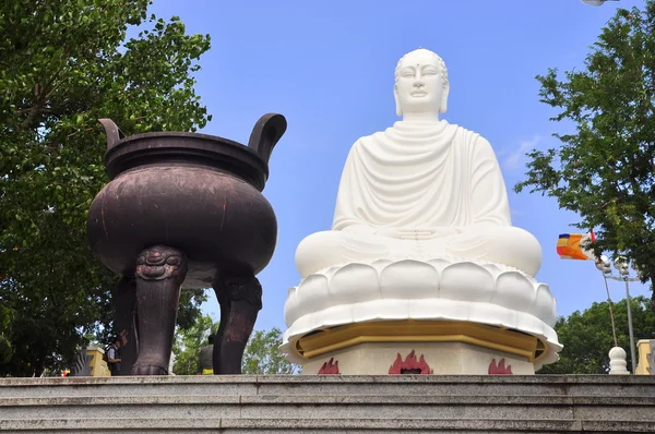 Grande statua bianca di Buddha — Foto Stock
