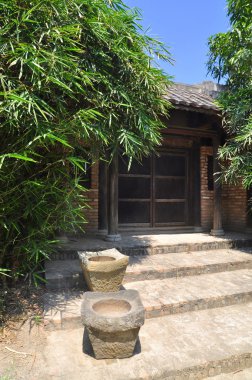 Viet kırsal kesimde antika bir evin önünde eski kapısı