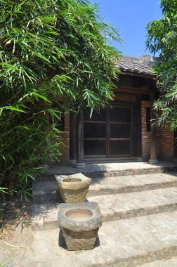 Viet kırsal kesimde antika bir evin önünde eski kapısı