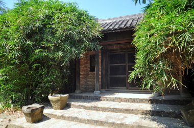 Viet kırsal kesimde antika bir evin önünde eski kapısı