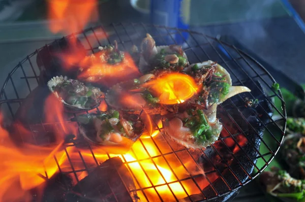 Asar mariscos y mariscos a la parrilla en fuego caliente — Foto de Stock