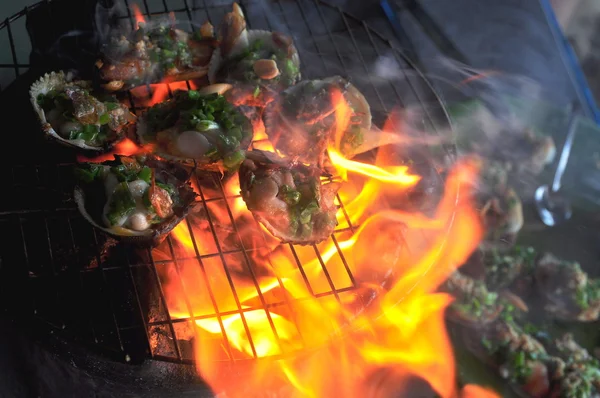 Asar mariscos y mariscos a la parrilla en fuego caliente — Foto de Stock