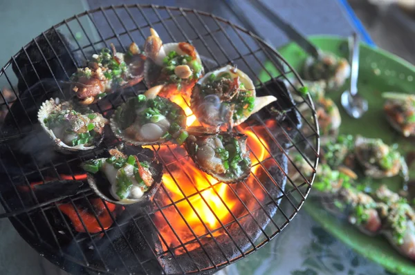 Grilování, měkkýše a mořské plody na ohni — Stock fotografie