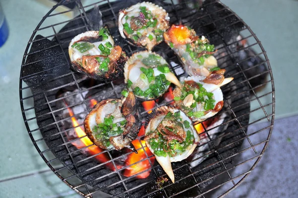 Asar mariscos y mariscos a la parrilla en fuego caliente — Foto de Stock