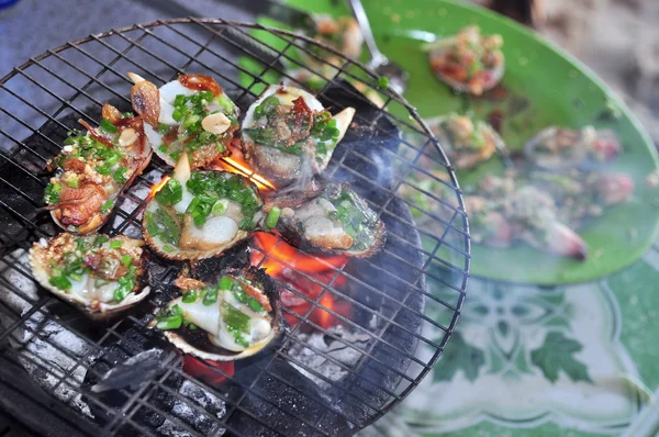 Grillen van schaal-en schelpdieren en zeevruchten op heet vuur — Stockfoto