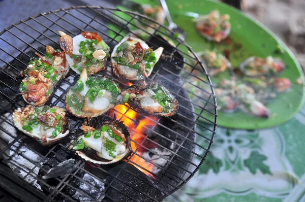 Asar mariscos y mariscos a la parrilla en fuego caliente — Foto de Stock