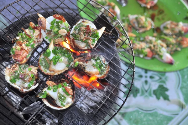 Grillen van schaal-en schelpdieren en zeevruchten op heet vuur — Stockfoto