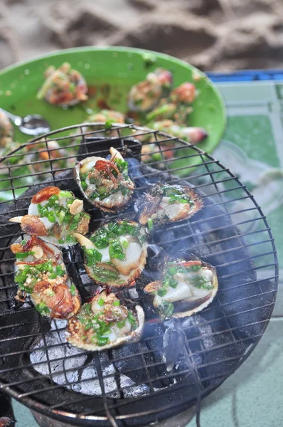 焼き貝と海鮮熱い火の — ストック写真