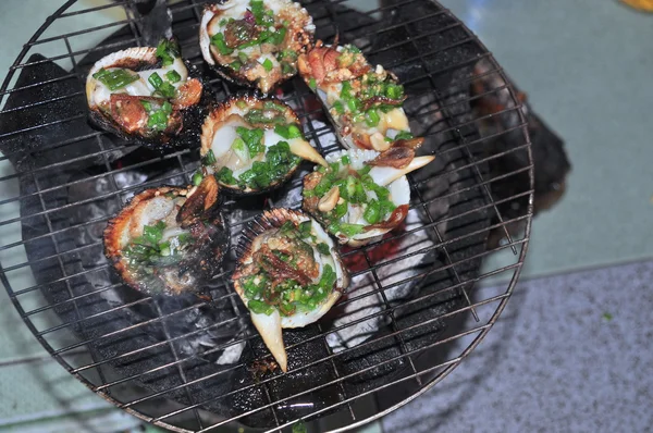 Grillen van schaal-en schelpdieren en zeevruchten op heet vuur — Stockfoto