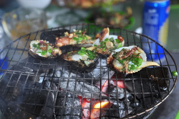 조개와 해산물을 뜨거운 불에 굽고 — 스톡 사진