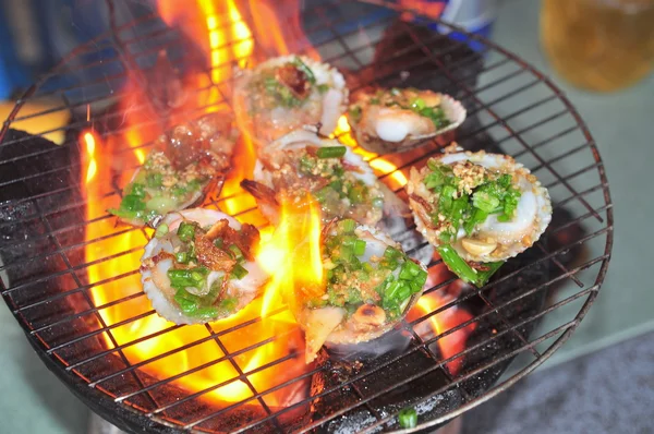 Asar mariscos y mariscos a la parrilla en fuego caliente — Foto de Stock
