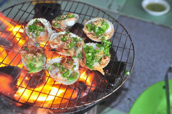 Гриль моллюсков и морепродуктов на горячем огне — стоковое фото