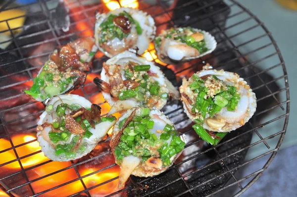 ปลาหอยย่างและอาหารทะเลบนไฟร้อน — ภาพถ่ายสต็อก