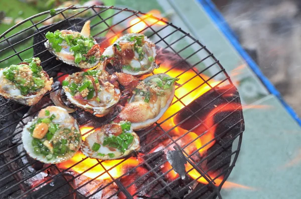 Asar mariscos y mariscos a la parrilla en fuego caliente — Foto de Stock