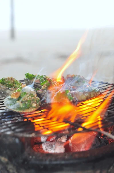 焼き貝と海鮮熱い火の — ストック写真