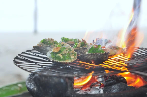 焼き貝と海鮮熱い火の — ストック写真