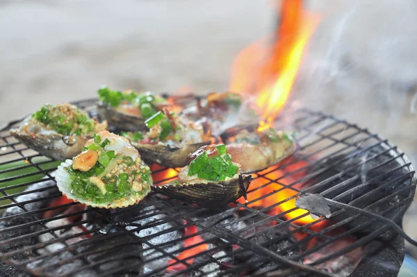 Grillen van schaal-en schelpdieren en zeevruchten op heet vuur — Stockfoto