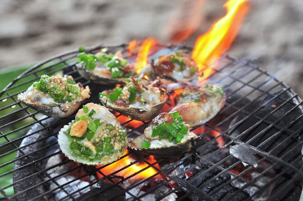 Asar mariscos y mariscos a la parrilla en fuego caliente — Foto de Stock