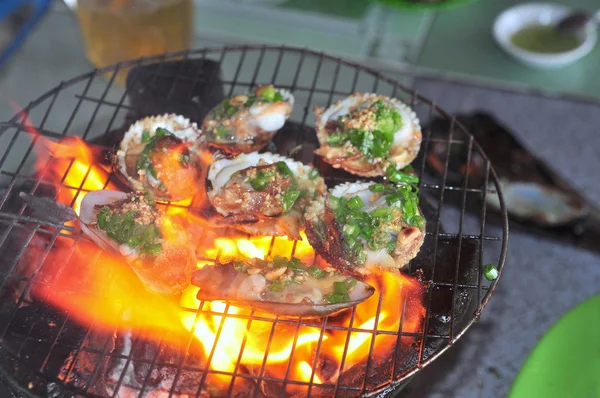 焼き貝と海鮮熱い火の — ストック写真