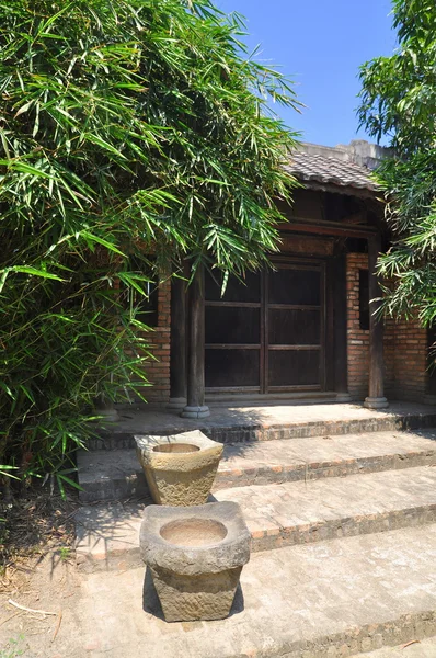 Viet kırsal kesimde antika bir evin önünde eski kapısı