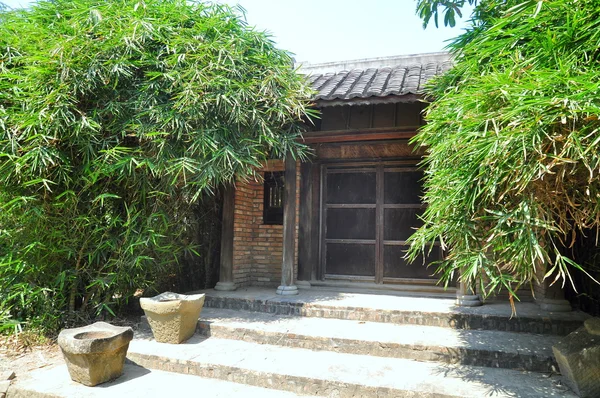 Portão velho em frente a uma casa antiga no campo de Viet — Fotografia de Stock