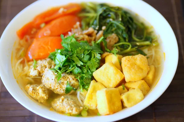 Bun Rieu o sopa de fideos vermicelli vietnamitas con cangrejo molido m — Foto de Stock