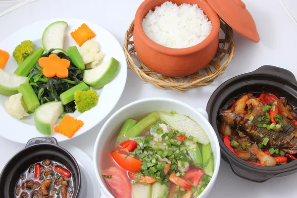 Вьетнамская традиционная еда на столе — стоковое фото