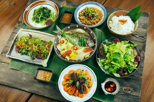 Una bandeja tradicional vietnamita de comida para la cena o el almuerzo — Foto de Stock
