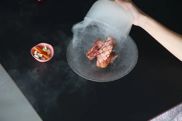 Carne ahumada sobre la mesa — Foto de Stock