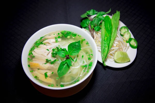 Pho ga o sopa de fideos de arroz vietnamita con pollo en rodajas — Foto de Stock