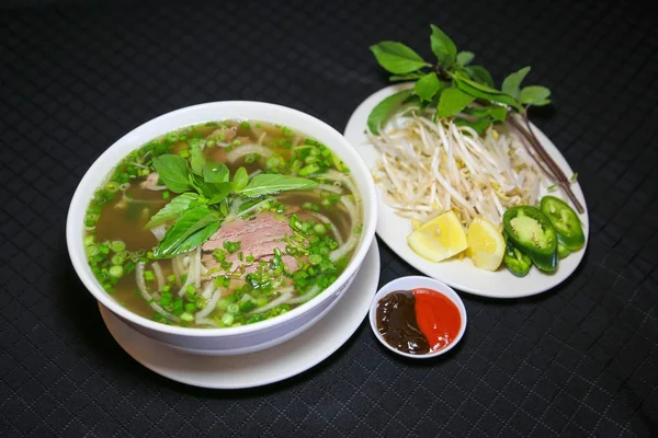 Bun-bo vagy vietnami cérnametélt tészta leves darált marhahús — Stock Fotó