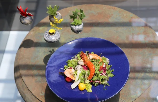 Salada especial de camarão, lula e legumes — Fotografia de Stock