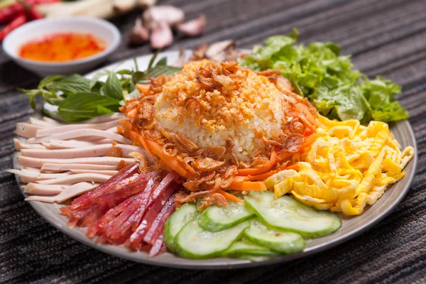 Особый королевский жареный рис с яйцом, огурцом, салатом — стоковое фото