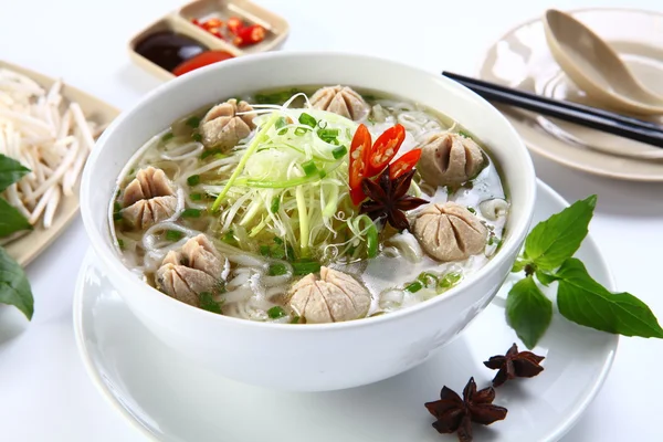 Pho bo vien o fideos tradicionales vietnamitas con bolas de res — Foto de Stock