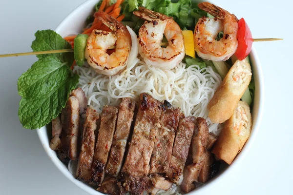 Bun thit nuong or grilled shrimp, beef, spring rolls vermicelli — Stock Photo, Image