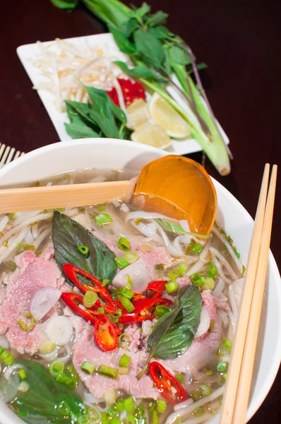 Pho o tagliatella tradizionale vietnamita con manzo — Foto Stock