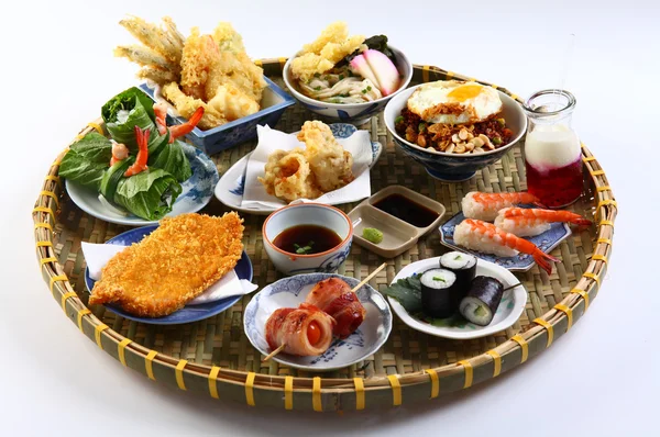 Вьетнамский поднос японской еды с суши — стоковое фото