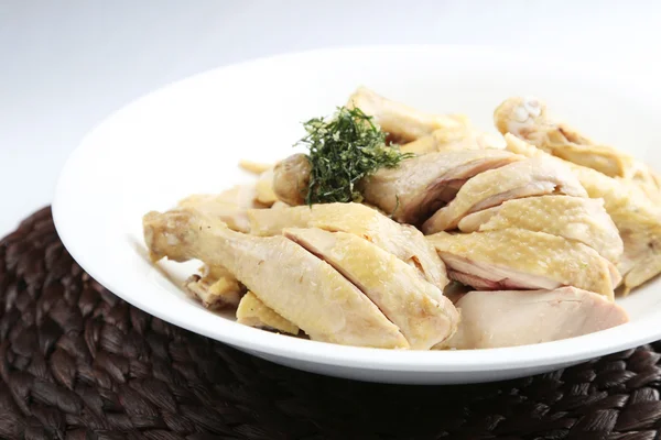 Соленая сырая нарезанная курица на белом блюде — стоковое фото