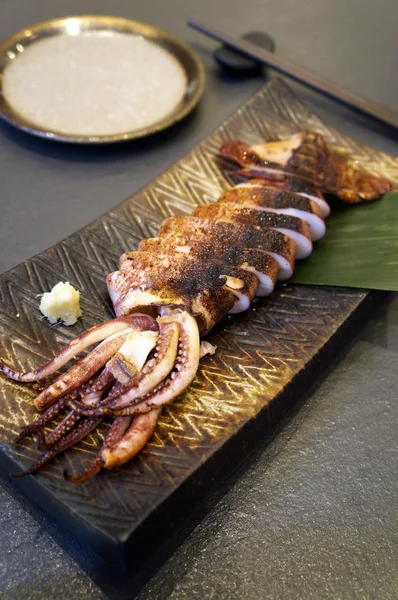 Calamar frito en rodajas en el plato —  Fotos de Stock