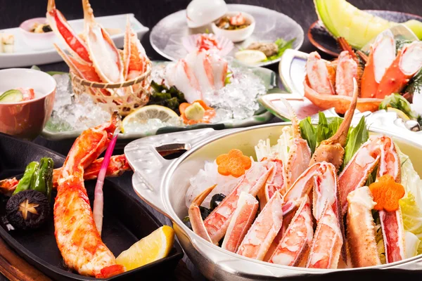 Bandeja de comida de cangrejo y mariscos sobre la mesa — Foto de Stock