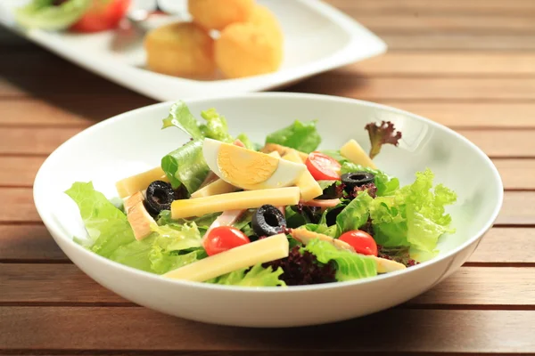 Sallad på grönsaker och ägg, olivolja — Stockfoto