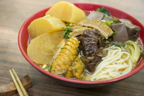 Cuenco chino de fideos con calamares, sangre de cerdo seca y rábano — Foto de Stock